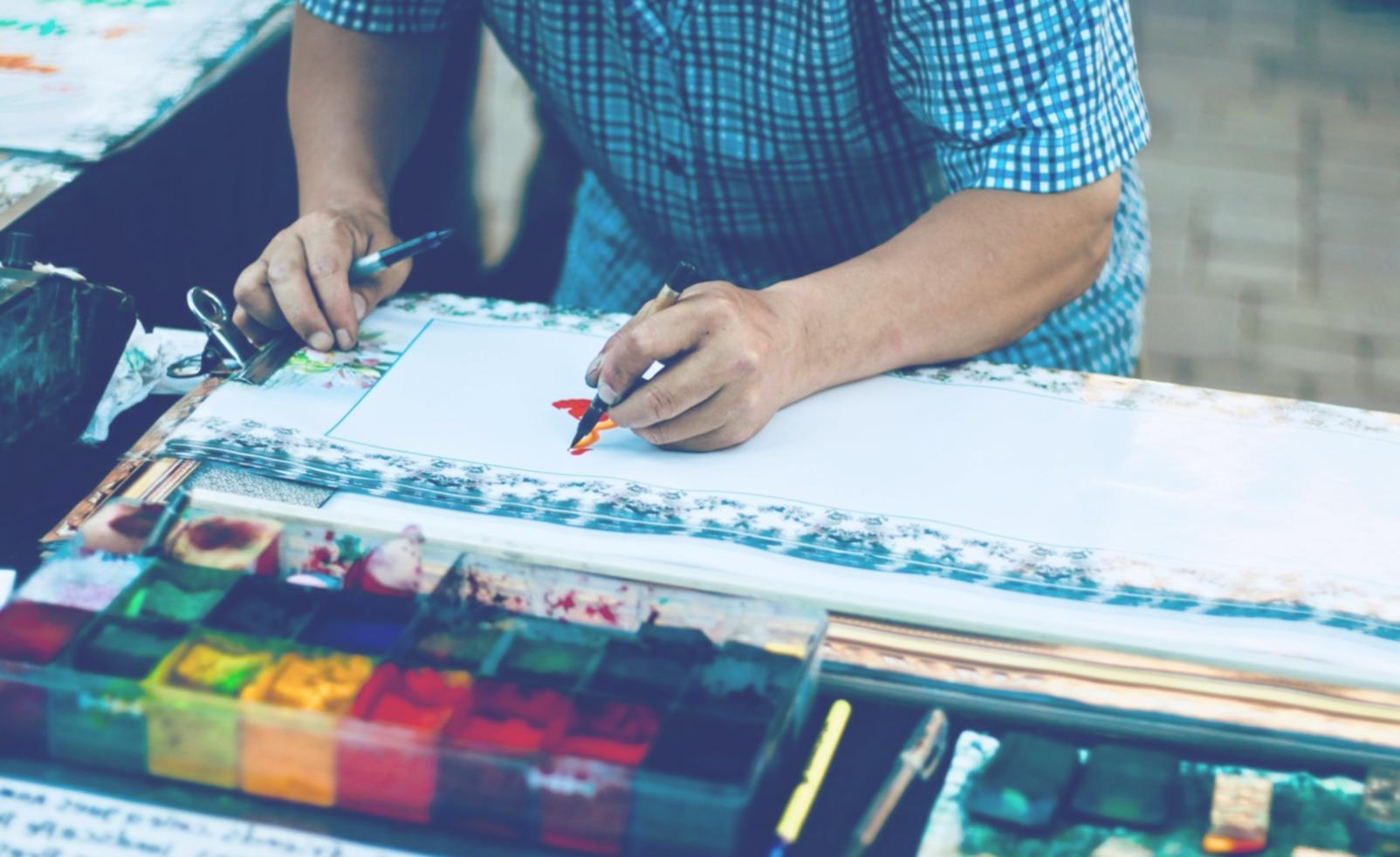 Künstlerin zeichnet Gast bei festlicher Veranstaltung