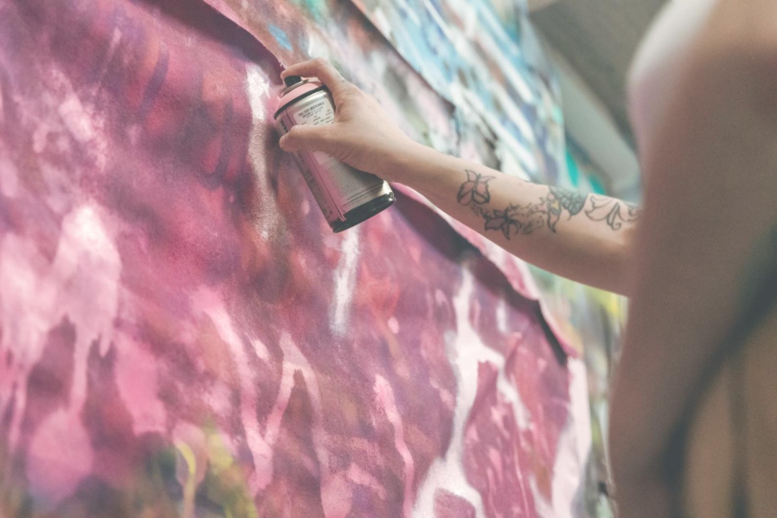 Hochzeitsgäste beim Betrachten ihrer Portraits